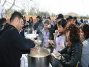 Polis Üniversite Öğrencisine Aşure Dağıttı