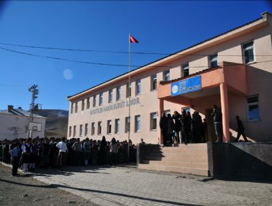 VAN DEVLET TIYATROSU - Öğretmene Mezun Olduğu Bölümden Anlamlı Yardım