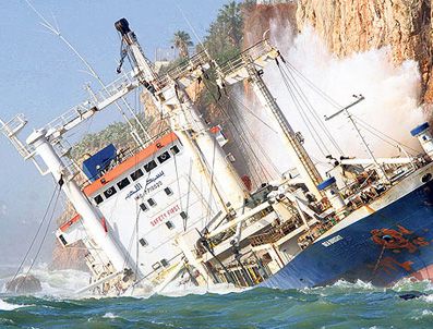 YASSıADA - Kuru yük gemisi kayalıklara çarptı