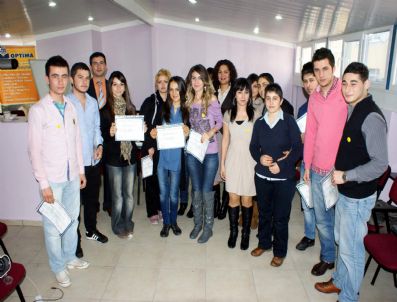 Etkili İletişim Ve Diksiyon Kursuna Katılan Kursiyerlere Sertifika