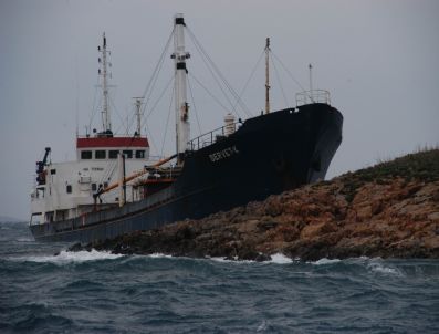 YASSıADA - Kayalıklara Çarpan Gemi Adaya Demir Attı