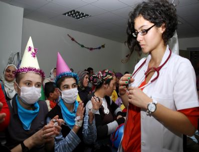 KURUPELIT - Lösemili Çocuklara Yılbaşı Eğlencesi