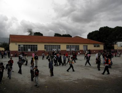 ALI GÜNGÖR - Sart Belediyesi Okulların Tamirat İşini Üstlendi