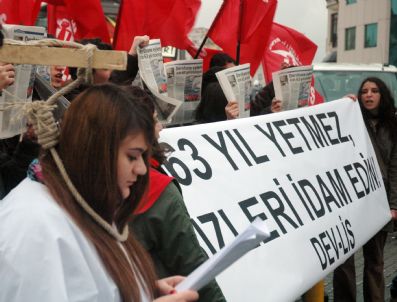 OGÜN SAMAST - Taksim'de Liseli Gençlerden İlginç Eylem