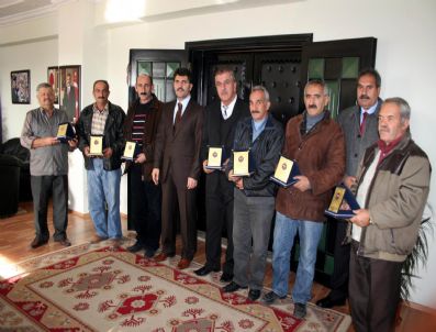 Başkan Çakır'dan, Belediye Emektarlarına Plaket