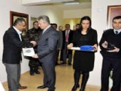 Terörist Saldırıda Yaralanan Polis Memuruna Takdir Belgesi Ve Plaket Verildi