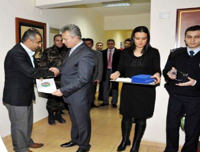 CEMALETTIN ÖZDEMIR - Terörist Saldırıda Yaralanan Polis Memuruna Takdir Belgesi Ve Plaket Verildi