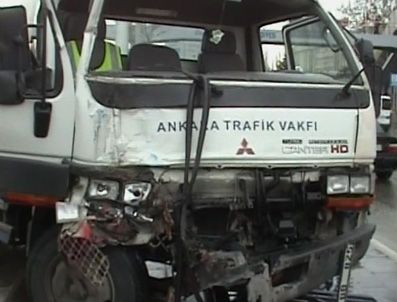 KADIR YıLMAZ - Başkent Ankara'da Minübüs kazası: 9 yaralı