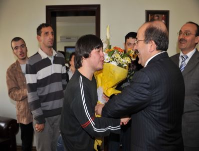 Engellilerden Başkan Gümrükçüoğlu'na Ziyaret