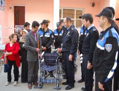 AHMET ÜNAL - Polis Engellilere Tekerlekli Sandalye Bağışladı