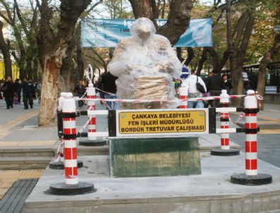 BÜLENT TANIK - Tartışmalı İnsan Hakları Heykeli Eski Yerine Konuldu