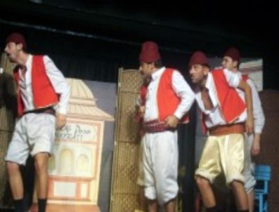 ŞEREF HAN - Samsun Sanat Tiyatrosunun Sunduğu 'Satılık Mahalle' Ve 'Kayıp Kar Tanesi' Adlı Oyunlar İlgiyle İzlendi