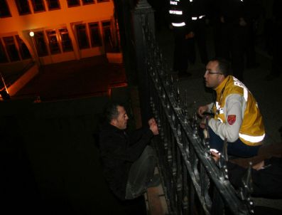 BURSA DEVLET HASTANESI - Çocuğu Gösterilmeyen Baba Köprüden Kendini Bıraktı, Son Anda Kurtarıldı