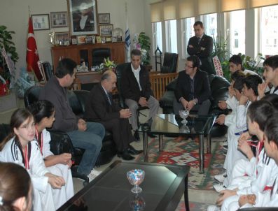 Madalyalı Tekvandoculardan Belediye Başkanına Ziyaret