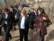 Siirt Valisi'nin Eşi Gülsüm Çolak, Köylerde Eğitimleri Yarım Kalan Genç Kızların Eğitimlerini Tamamlamalarını Sağlıyor