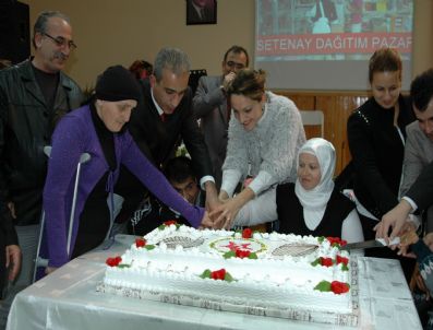 EROL RÜSTEMOĞLU - Dünya Engeliler Günü'ne Pastalı Kutlama