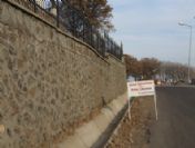 Belediye Kazaları Önlemek İçin Yol Kenarına Duvar Ördü