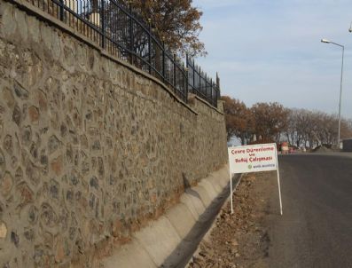 DÜZAĞAÇ - Belediye Kazaları Önlemek İçin Yol Kenarına Duvar Ördü