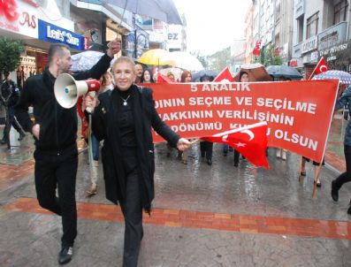 ÇARK CADDESI - Kadınlar Yürüyüş Yaptı