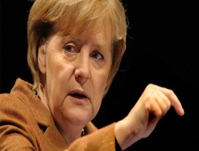 LIZBON - Merkel, Euro'dan çıkmakla tehdit etti