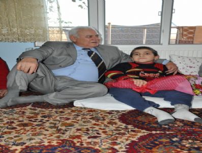 Vali Engelli Aileyi Evinde Ziyaret Etti