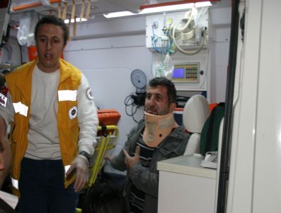 Halk Otobüsü Kamyonetle Çarpıştı: 9 Yaralı