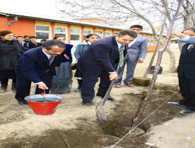 METIN ESEN - Kaymakam Esen Öğrencilerle Fidan Dikti