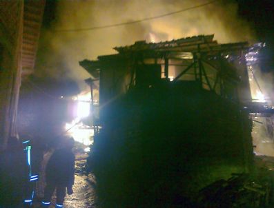 MUSTAFA KAHRAMAN - Gediz'de Gece Çıkan Yangında 3 Ahşap Ev Tamamen Yandı