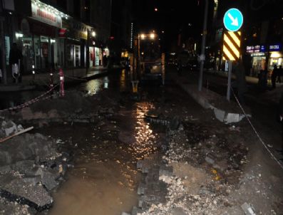 BEKIR KAYA - Su Patlağı Kısa Sürede Onarıldı