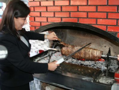 Bakan Çubukçu, Erzurum'da Ocak Başına Geçerek Cağ Kebabı Kesti