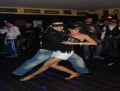 KOZANLı - Bursa'da Maskeli Eğlence