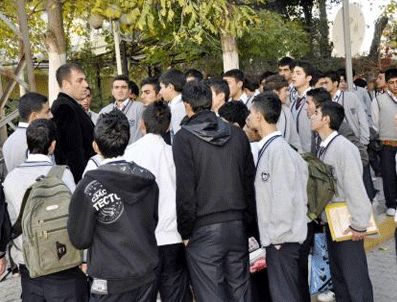 Okula alınmayan öğrenciler eylem yaptı