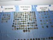 Tarlasında Bulduğu Tarihi Sikkeleri Polise Verdi