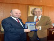 Üniversiteden Tıngıroğlu'na Plaket