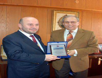 KADIR TıNGıROĞLU - Üniversiteden Tıngıroğlu'na Plaket