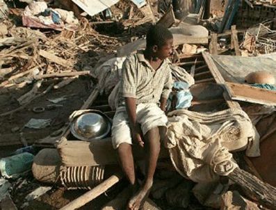 Haiti'de süpermarket yıkıldı