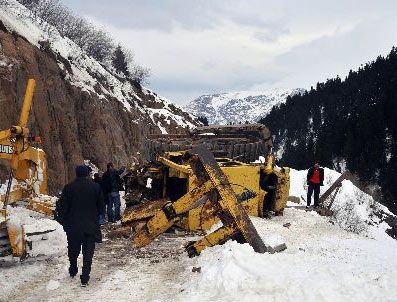 İş makinesi şarampole yuvarlandı