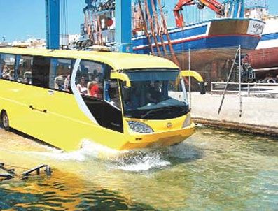 Yüzen otobüs ilk günde arızalandı