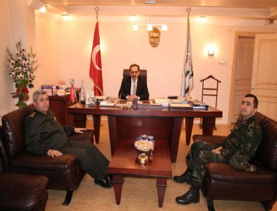 YAŞAR YAZıCı - Alay Komutanı Arslan, Akyazı Belediye Başkanı Yazıcı'yı Ziyaret Etti