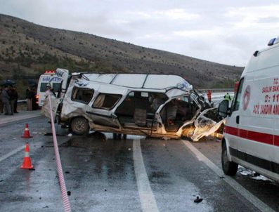 YALıNTAŞ - Bursa'da  trafik kazası: 2 ölü 2 yaralı