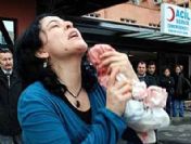 'Oğlunun kanlı gömleğine sarıldı'