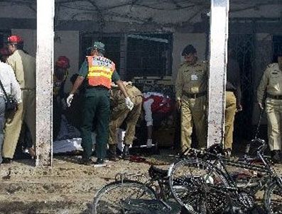 Pakistan'da intihar saldırısı: 15 ölü