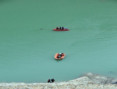 ZEKİ YİĞİT - Torul Baraj Gölü'ne Uçan Aracı Arama Çalışmaları