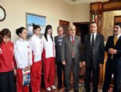 Vali Demir Şampiyon Badmintoncuları Ödüllendirdi