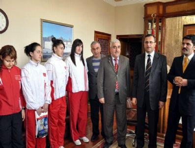 ALI KURT - Vali Demir Şampiyon Badmintoncuları Ödüllendirdi