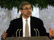 Orhan Pamuk medyaya yüklendi