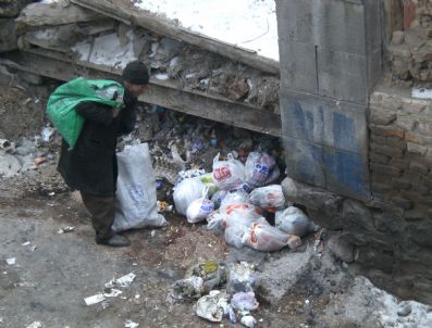 5 Çocuk Babası Ekmeğini Çöplüklerden Çıkartıyor