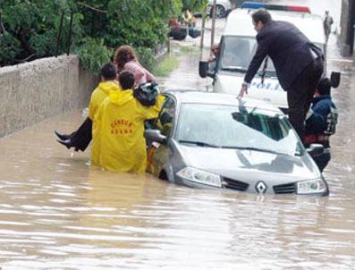 KUMBURGAZ - İstanbul'da Etkili Olan Yağmur Su Baskınlarını Da Beraberinde Getirdi
