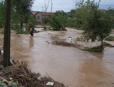 Taşan Tunca Nehri Değirmenyeni Köyünü Sular Altında Bıraktı
