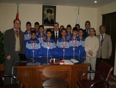 AHMET ZENBİLCİ - Ata İlköğretim Okulu Güreşte Adana Şampiyonu Oldu